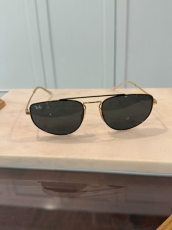 AUTHENTIC Ray-Ban Aviator Sunglasses - Black Lens / Gold Frame with Case